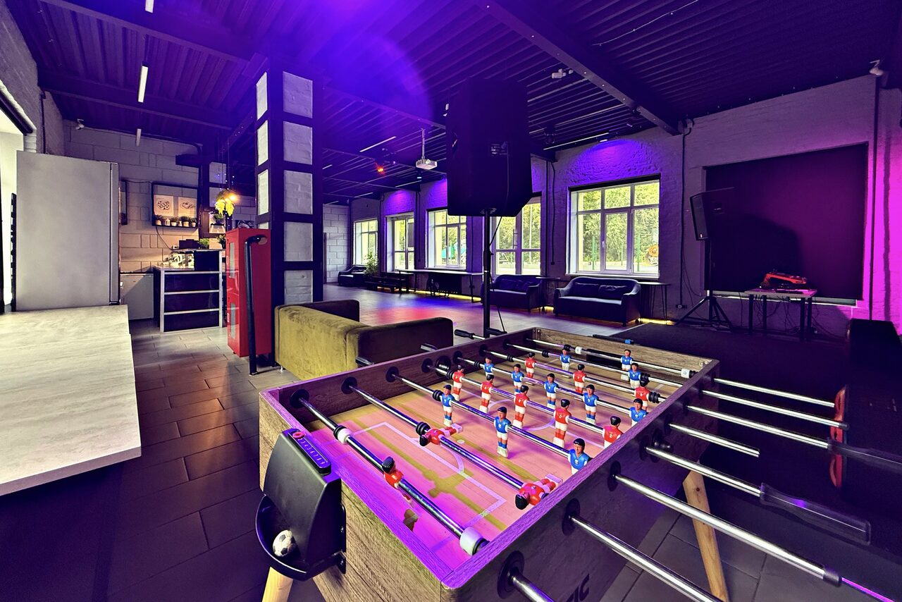 Арендовать Лофт Дельта. Большой лофт со сценой, караоке, активностями