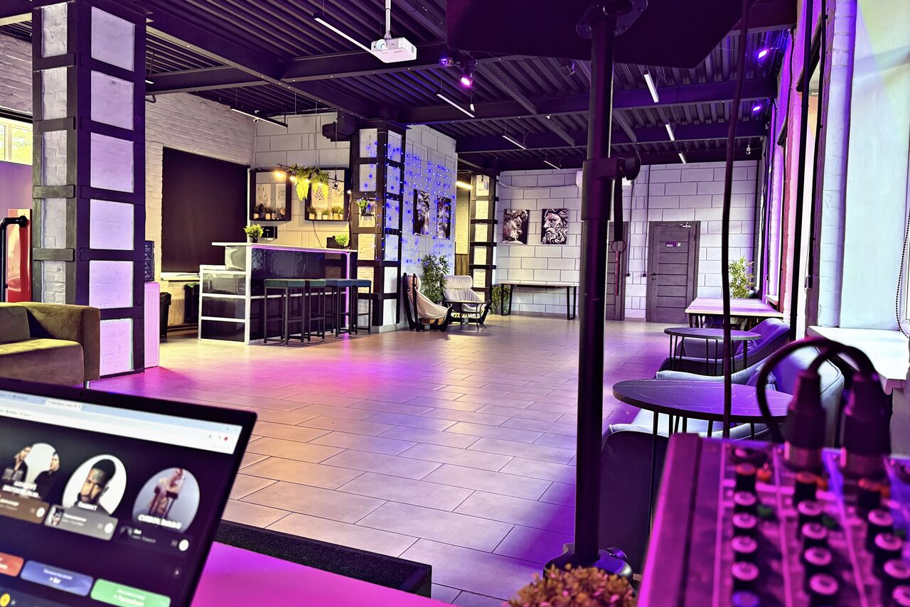 Арендовать Лофт Дельта. Большой лофт со сценой, караоке, активностями