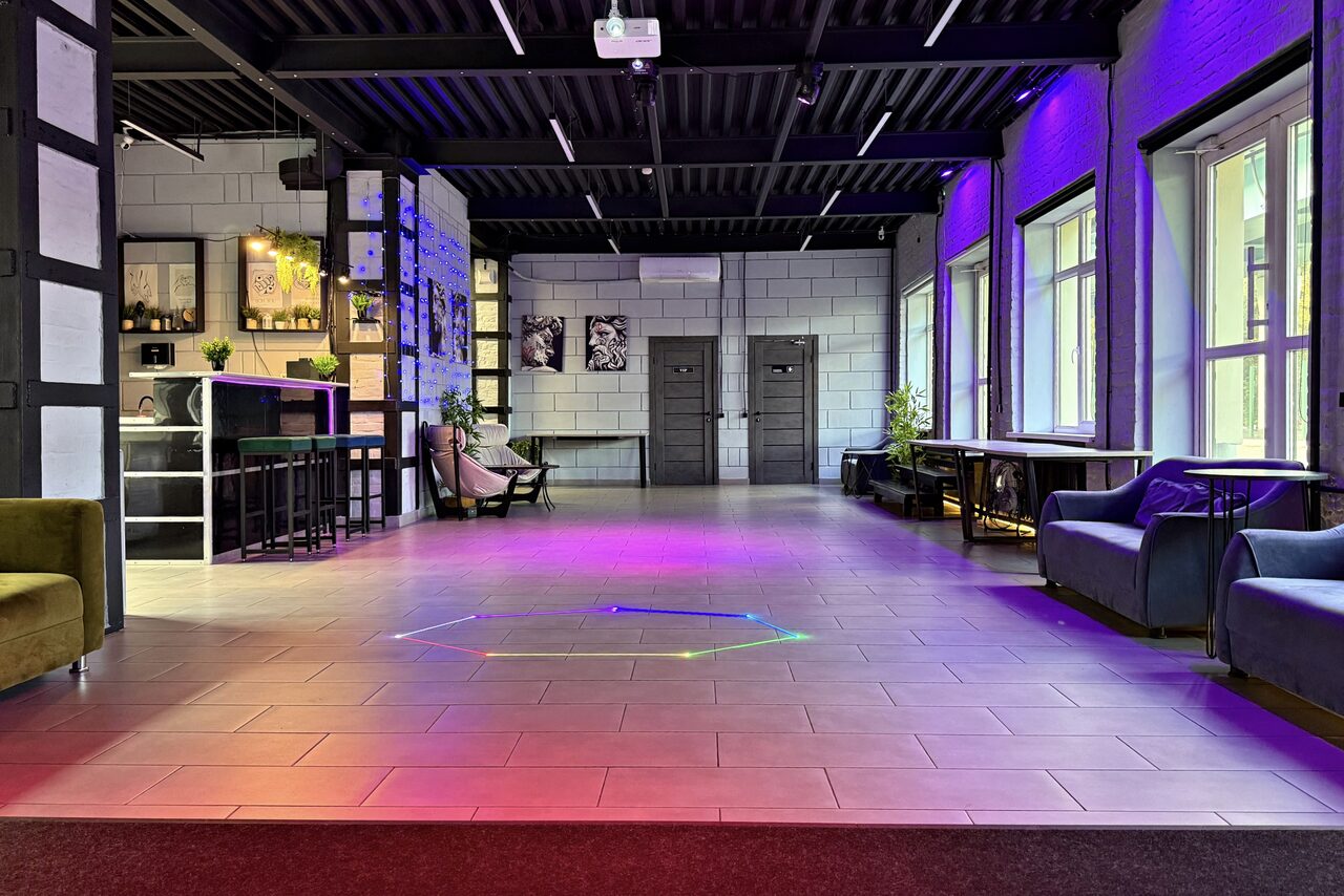 Арендовать Лофт Дельта. Большой лофт со сценой, караоке, активностями