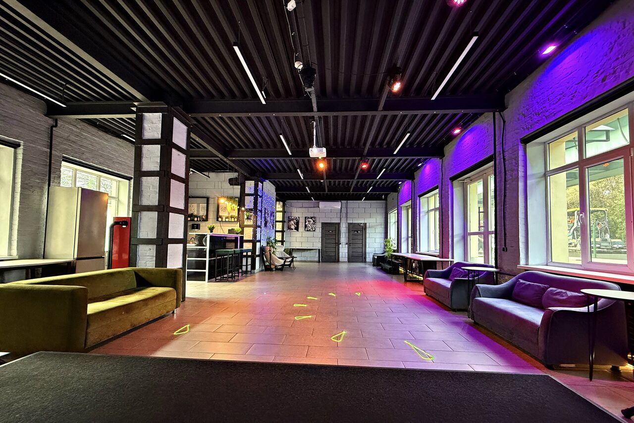 Арендовать Лофт Дельта. Большой лофт со сценой, караоке, активностями