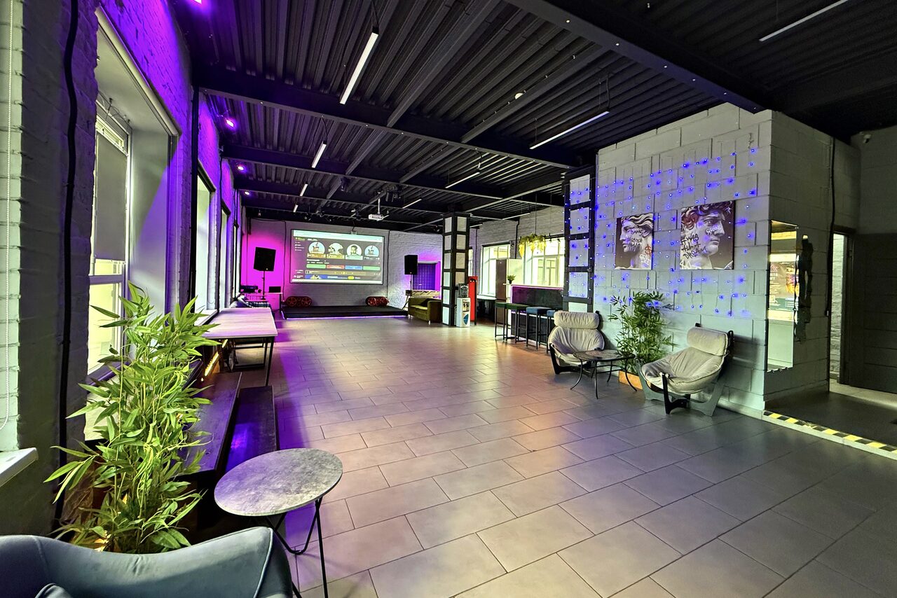 Арендовать Лофт Дельта. Большой лофт со сценой, караоке, активностями