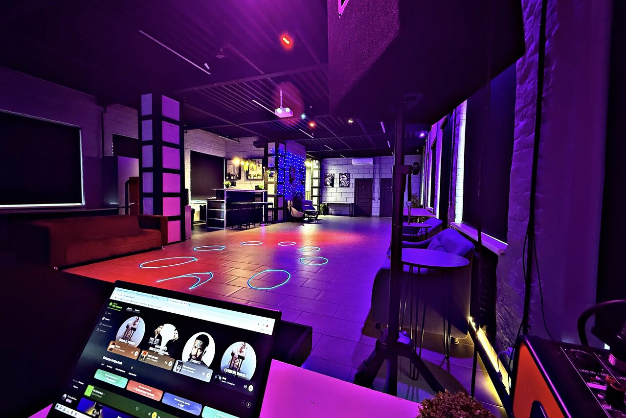 Арендовать Лофт Дельта. Большой лофт со сценой, караоке, активностями