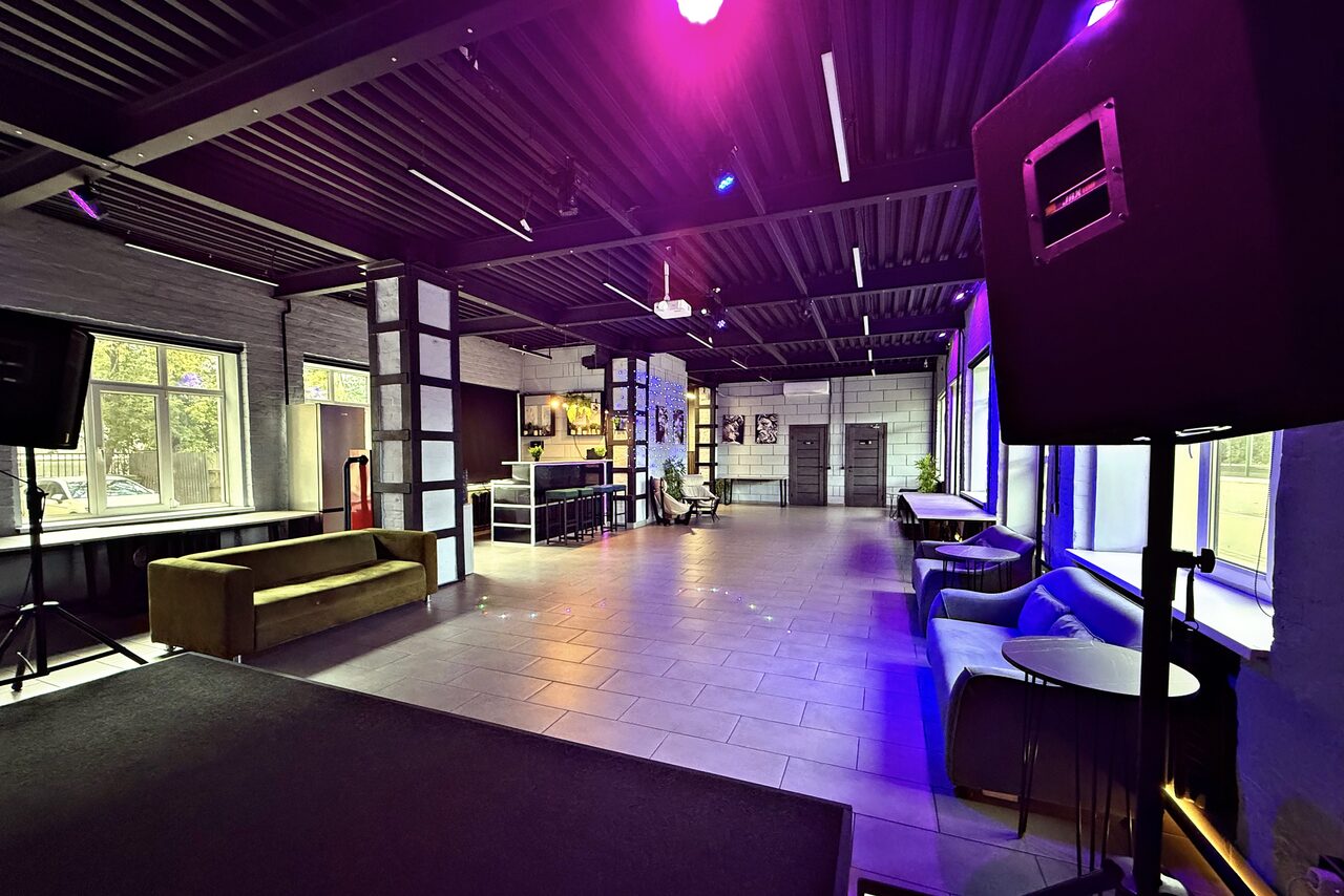 Арендовать Лофт Дельта. Большой лофт со сценой, караоке, активностями