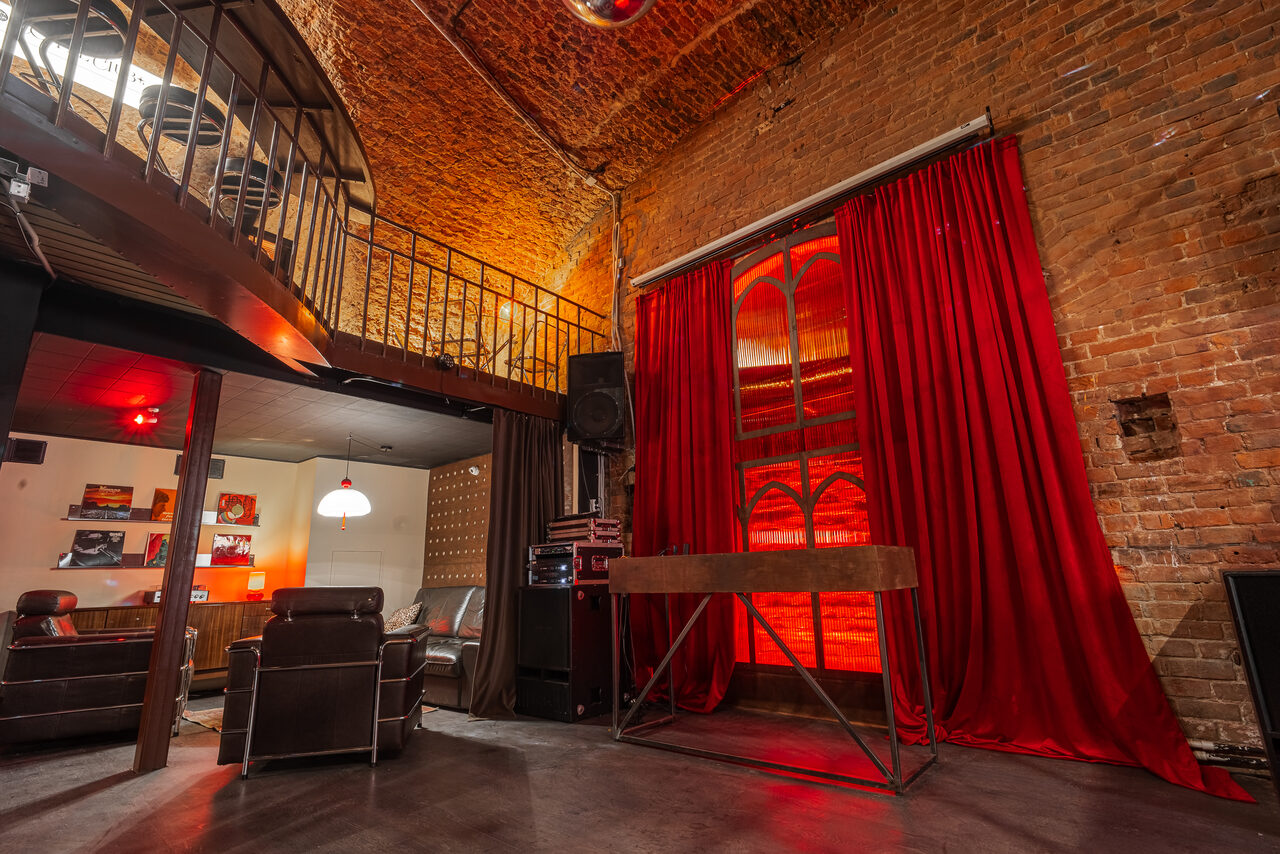 Арендовать Атмосферный лофт-зал в центре города