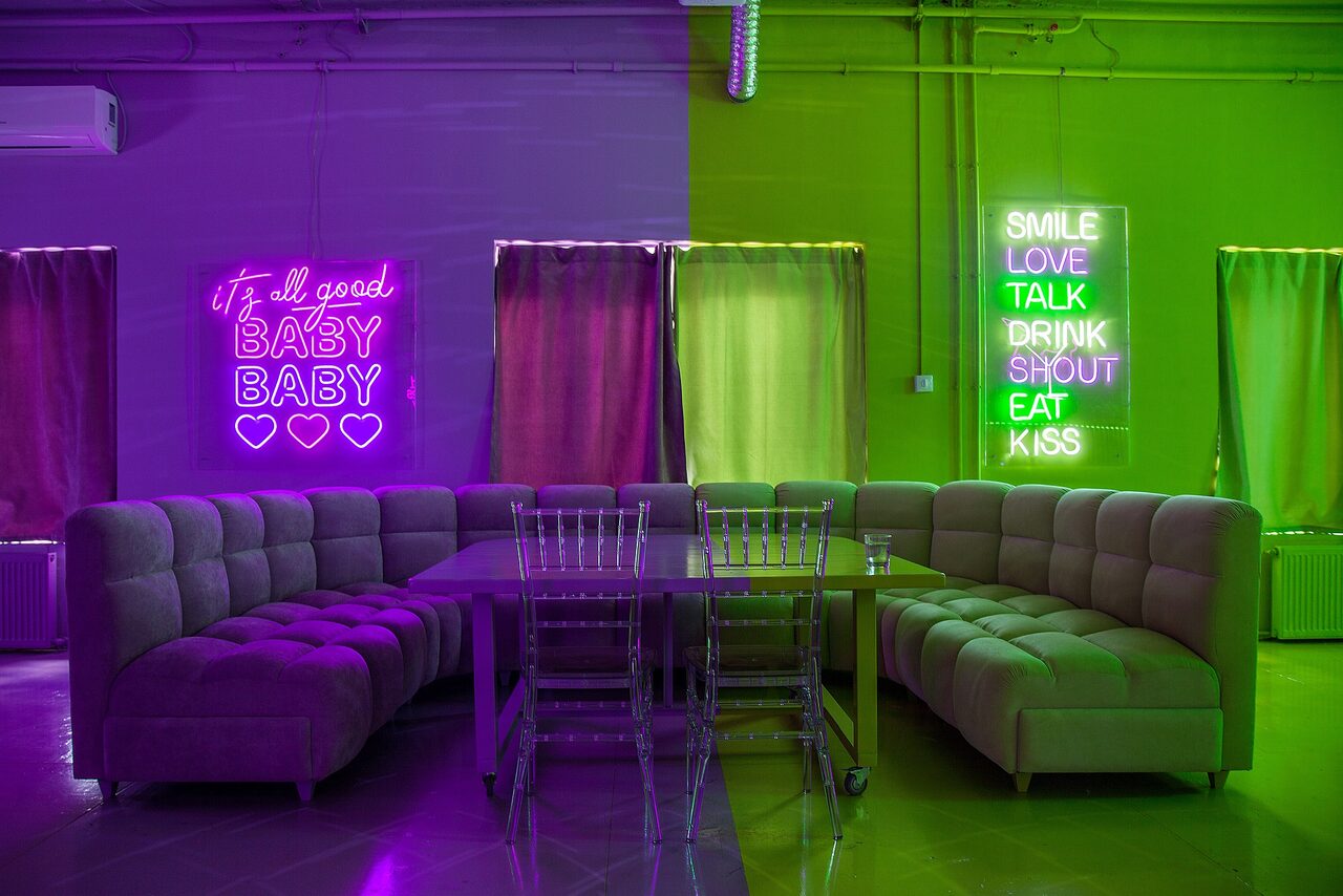 Арендовать Двухцветный лофт в неоне