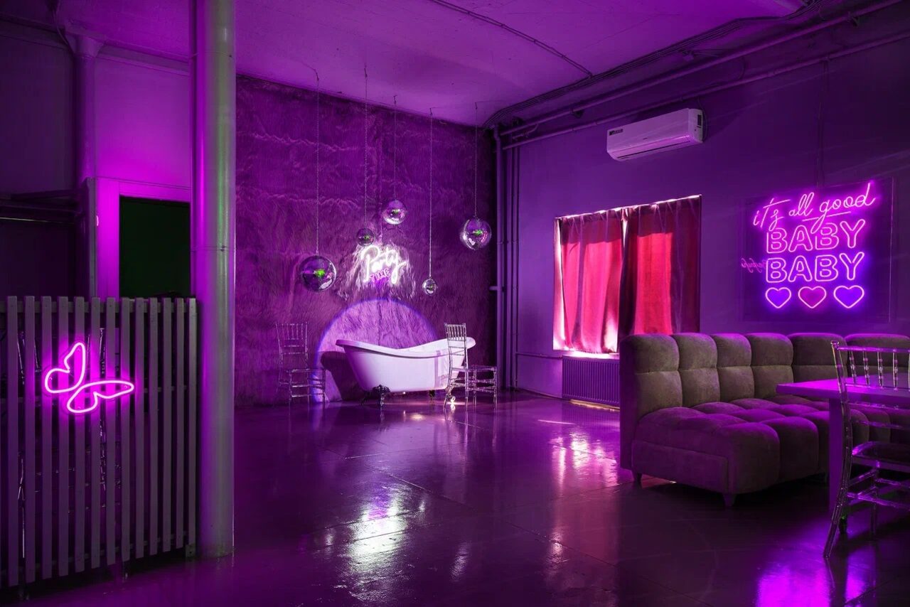 Арендовать Двухцветный лофт в неоне