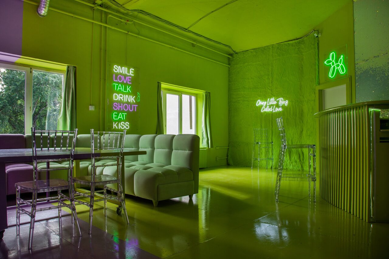 Арендовать Двухцветный лофт в неоне