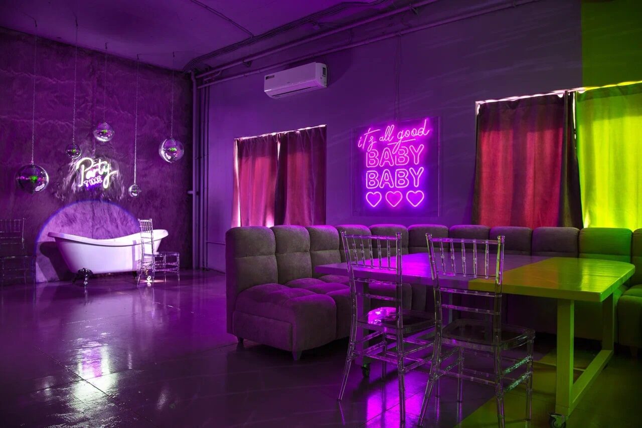 Арендовать Двухцветный лофт в неоне