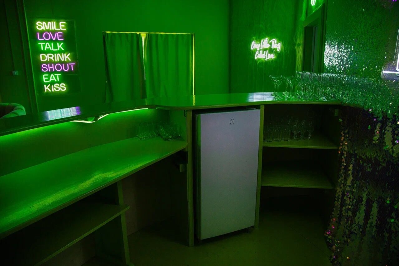 Арендовать Двухцветный лофт в неоне