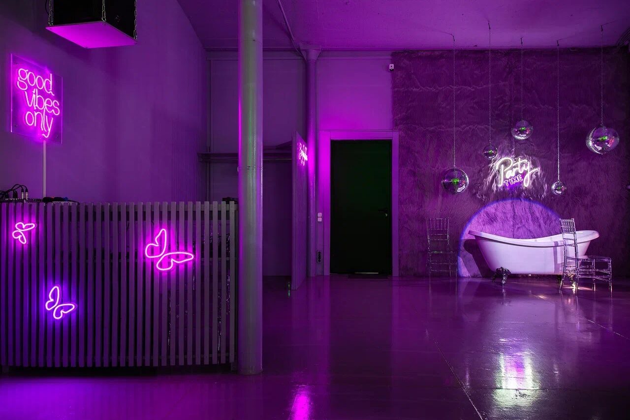 Арендовать Двухцветный лофт в неоне