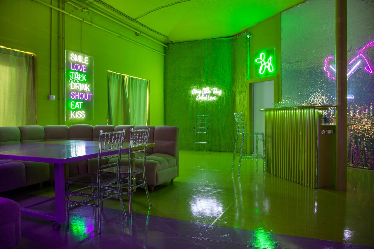 Арендовать Двухцветный лофт в неоне