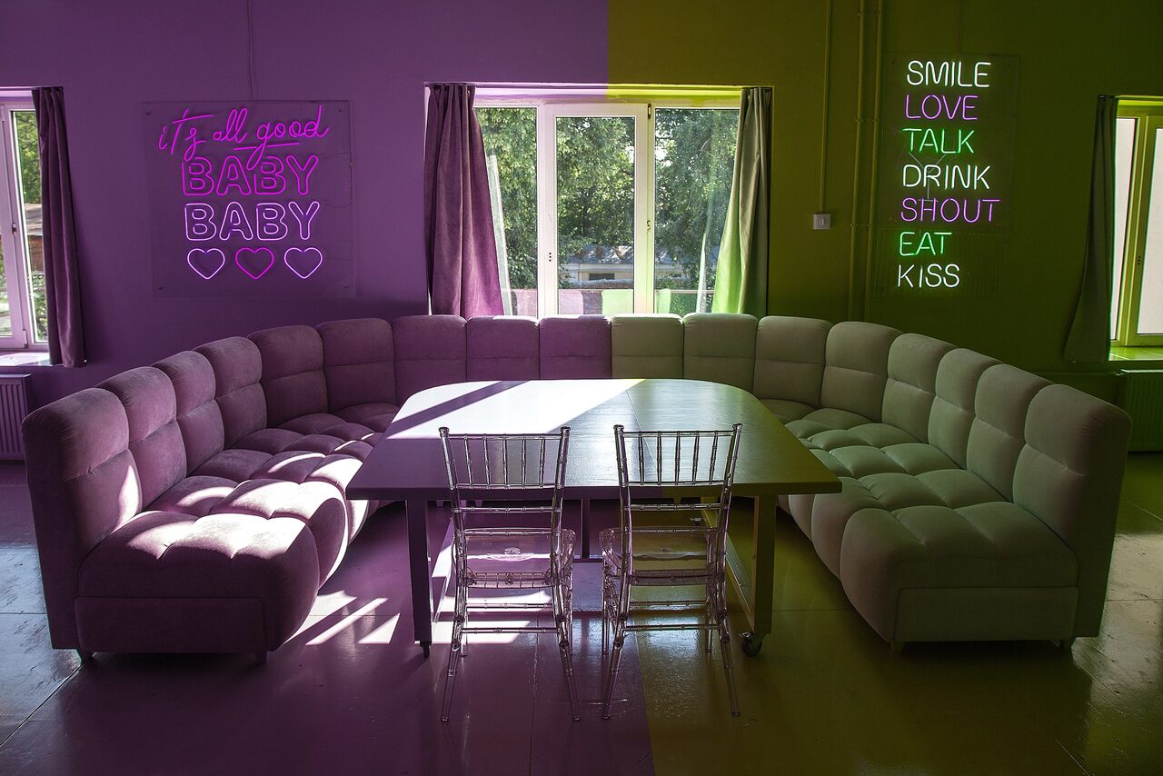 Арендовать Двухцветный лофт в неоне