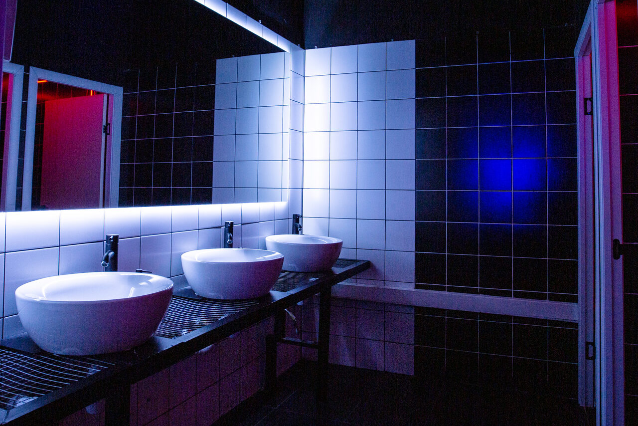 Арендовать Двухцветный лофт в неоне