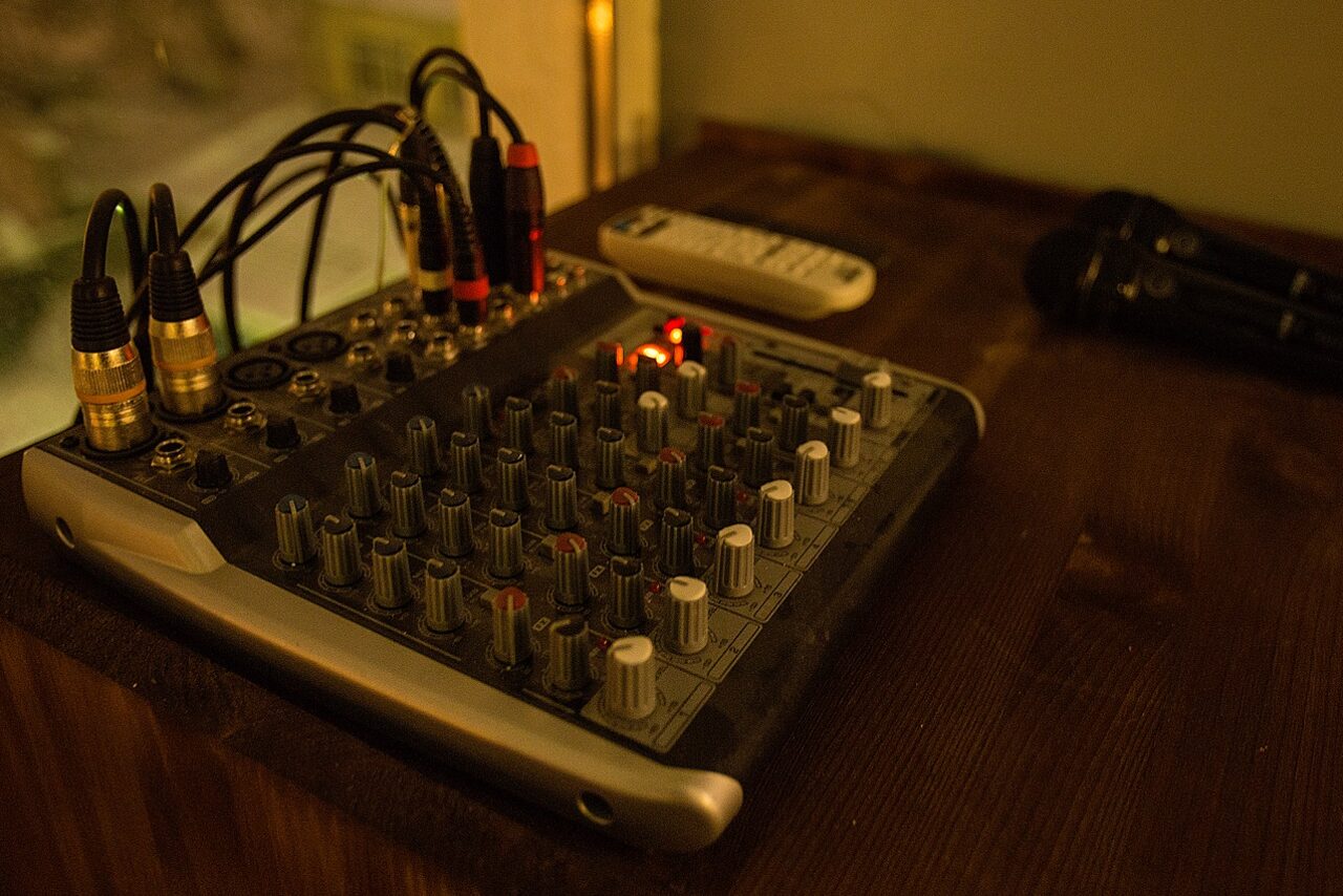 Арендовать Лофт с теплым освещением и дискошаром