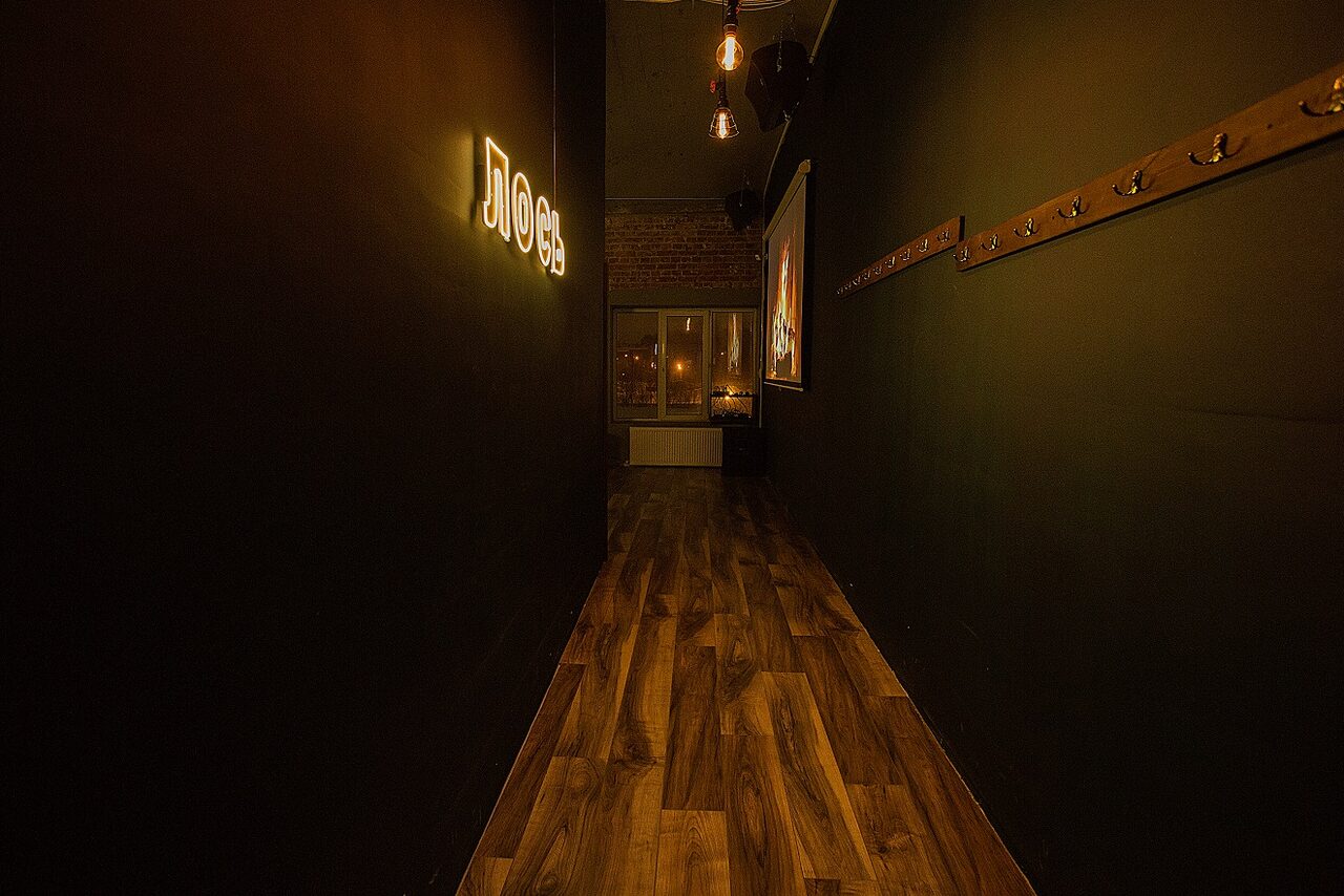 Арендовать Лофт с теплым освещением и дискошаром