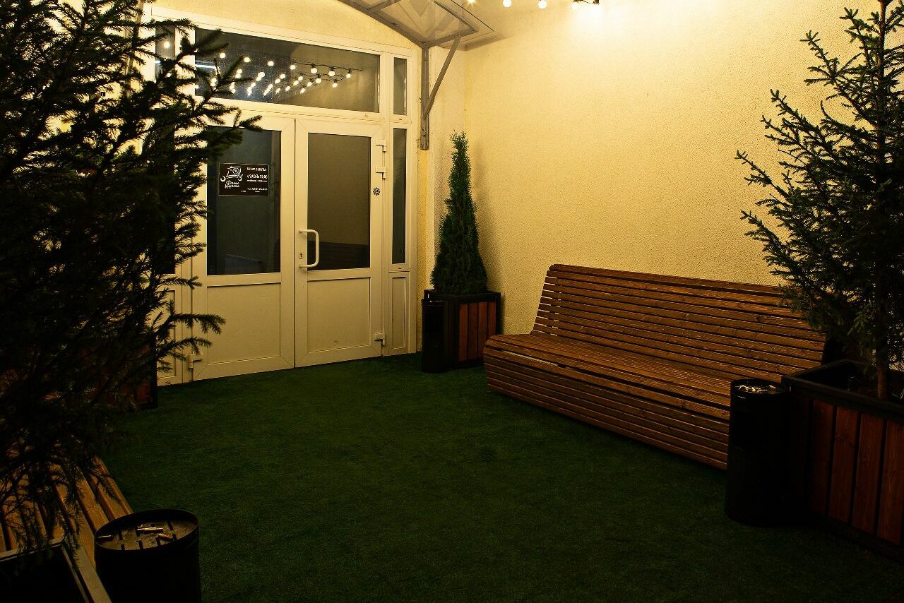 Арендовать Лофт с теплым освещением и дискошаром