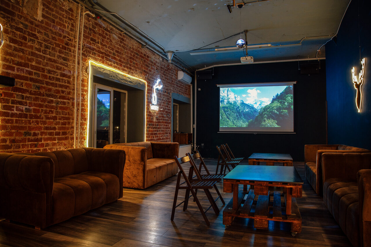 Арендовать Лофт с теплым освещением и дискошаром