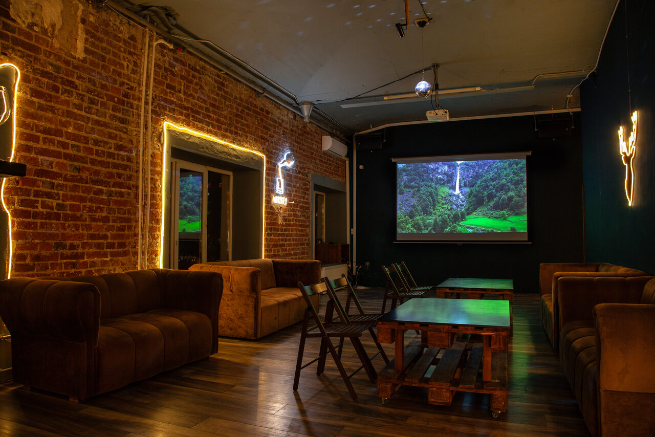 Арендовать Лофт с теплым освещением и дискошаром