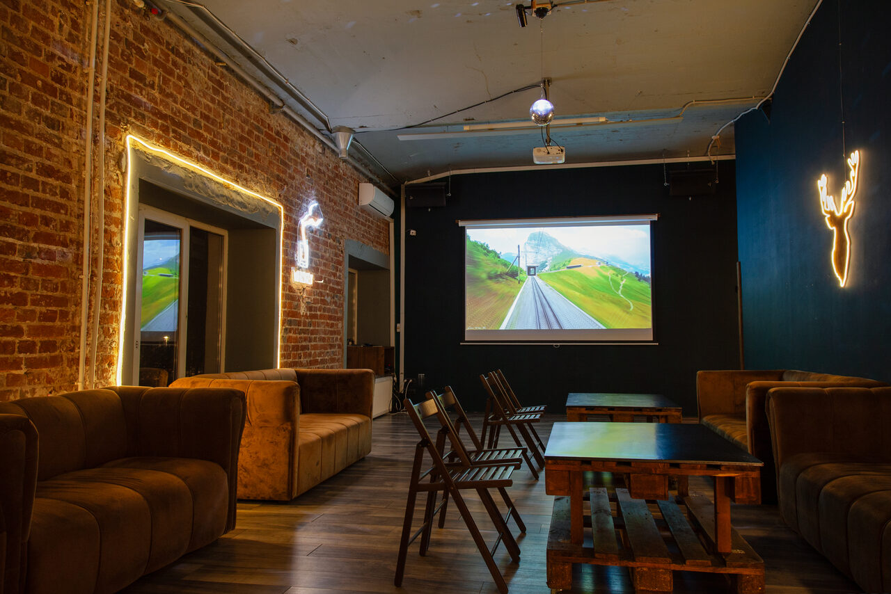 Арендовать Лофт с теплым освещением и дискошаром