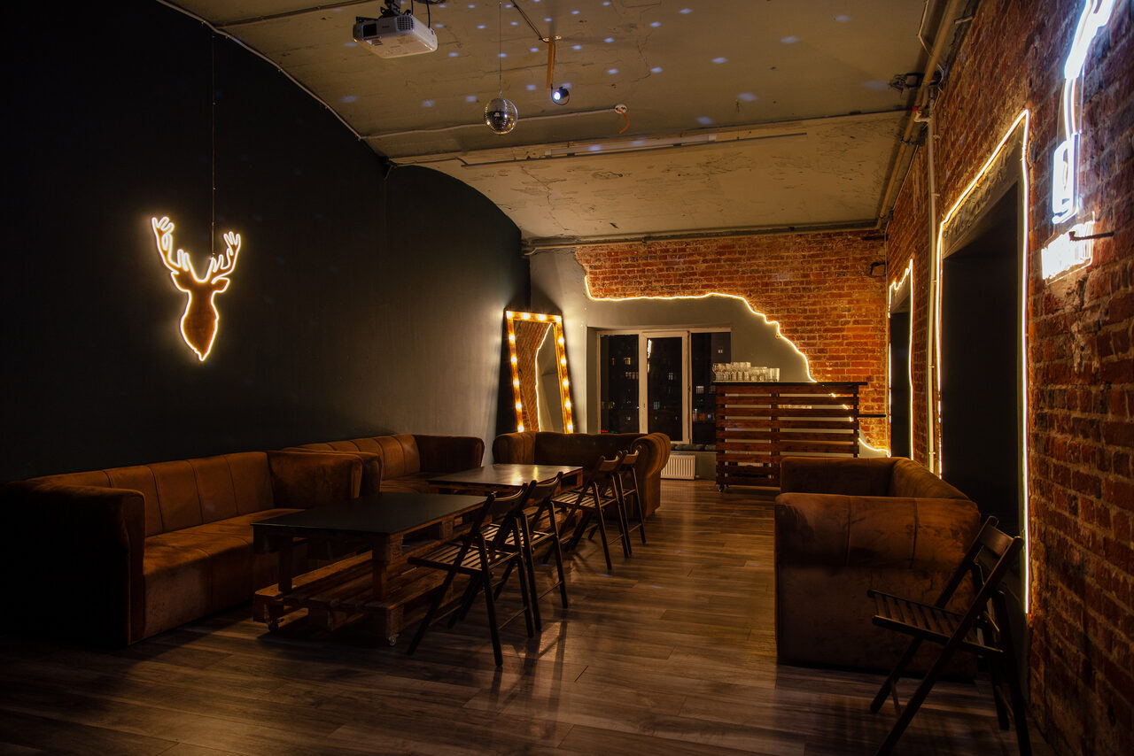 Арендовать Лофт с теплым освещением и дискошаром