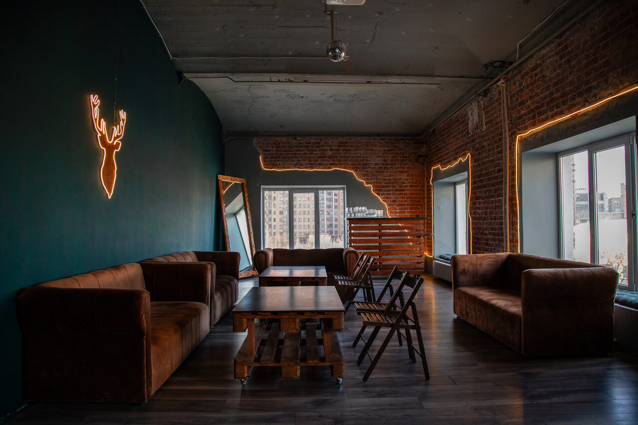 Арендовать Лофт с теплым освещением и дискошаром