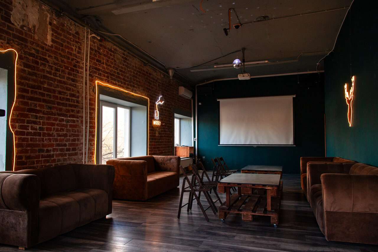 Арендовать Лофт с теплым освещением и дискошаром