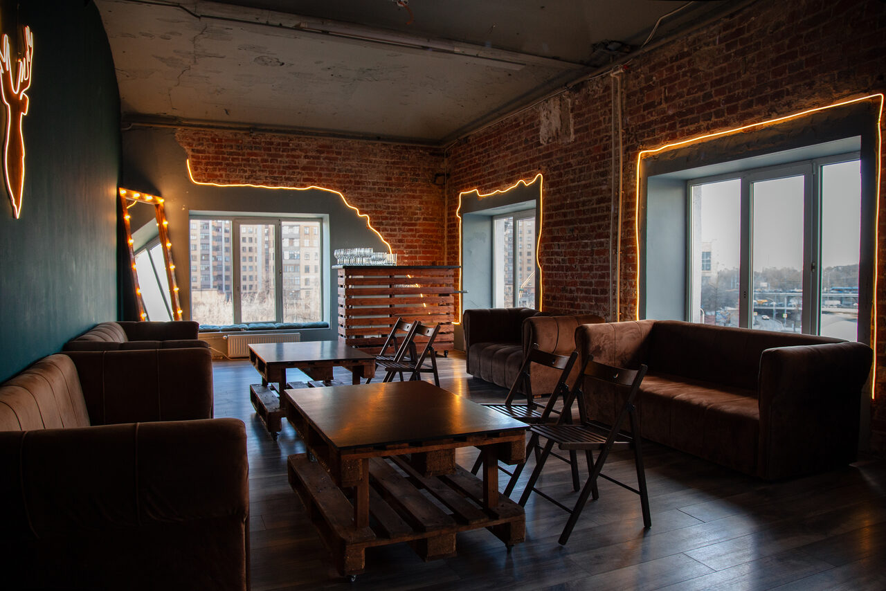 Арендовать Лофт с теплым освещением и дискошаром