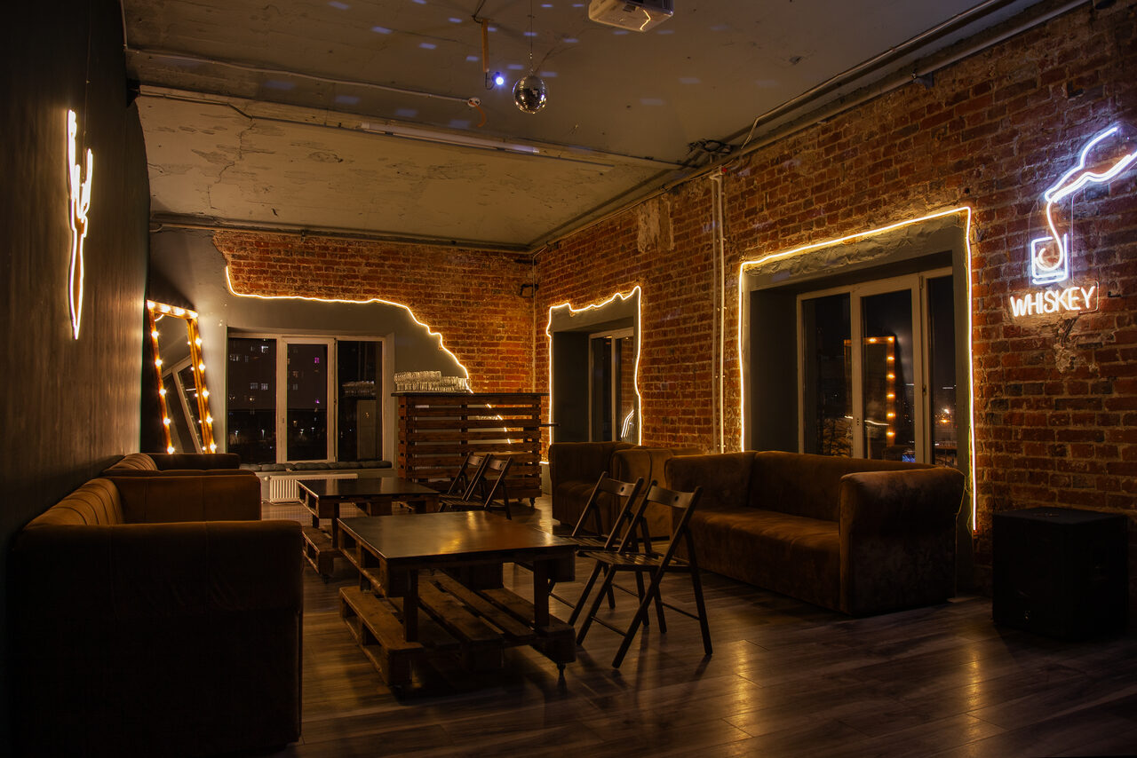 Арендовать Лофт с теплым освещением и дискошаром