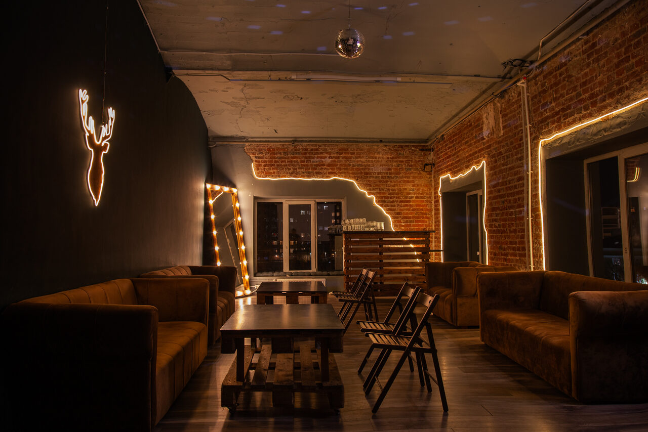 Арендовать Лофт с теплым освещением и дискошаром