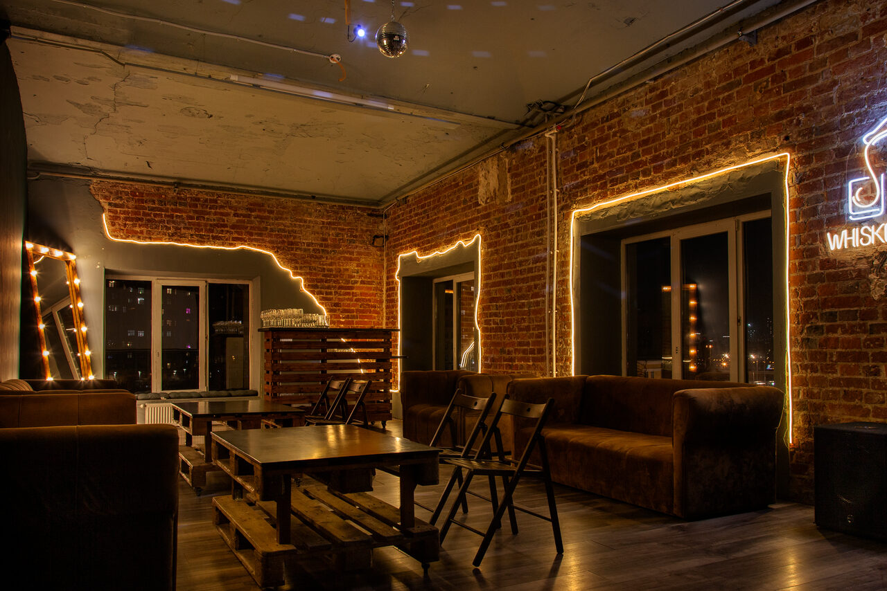 Арендовать Лофт с теплым освещением и дискошаром