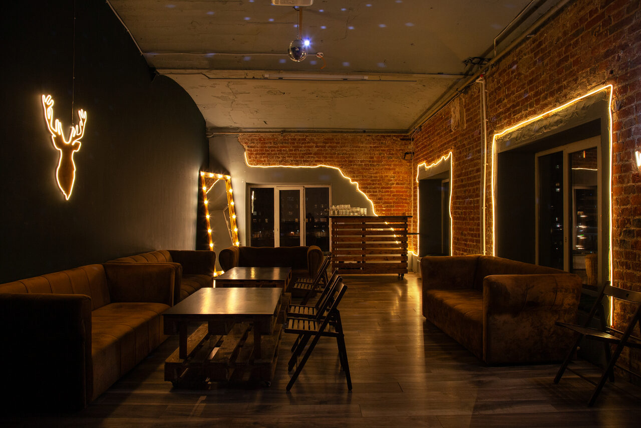 Арендовать Лофт с теплым освещением и дискошаром