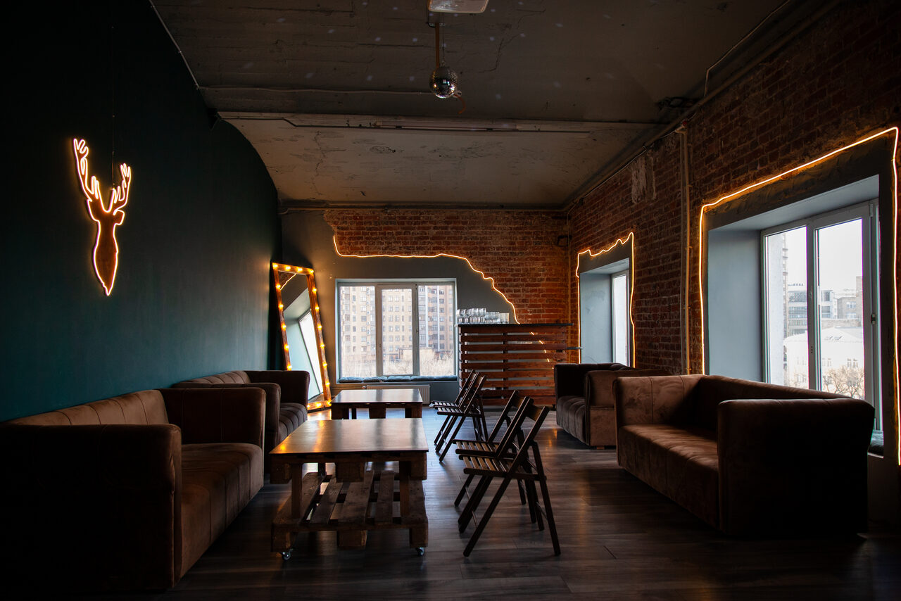 Арендовать Лофт с теплым освещением и дискошаром