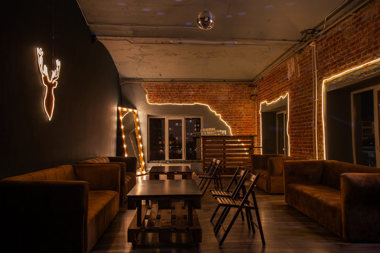 Арендовать Лофт с теплым освещением и дискошаром