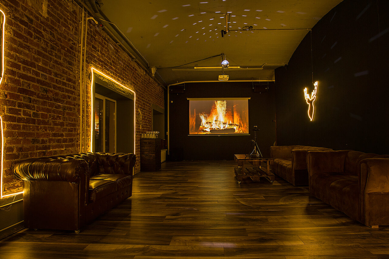 Арендовать Лофт с теплым освещением и дискошаром