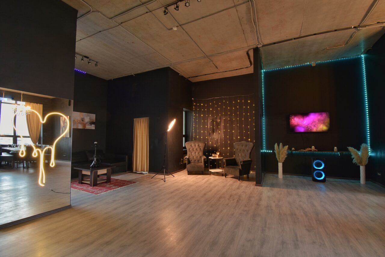 Арендовать Тёмный уютный лофт