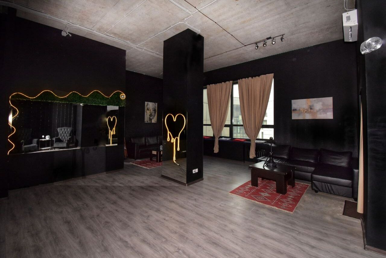 Арендовать Тёмный уютный лофт