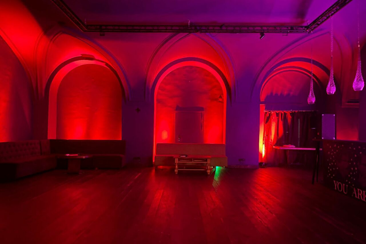 Арендовать Лендок. Банкетный зал в историческом здании 