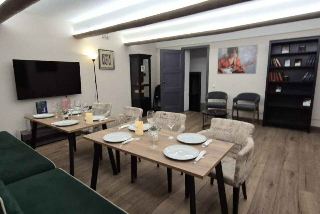 Арендовать Светлый лофт-зал с приставкой