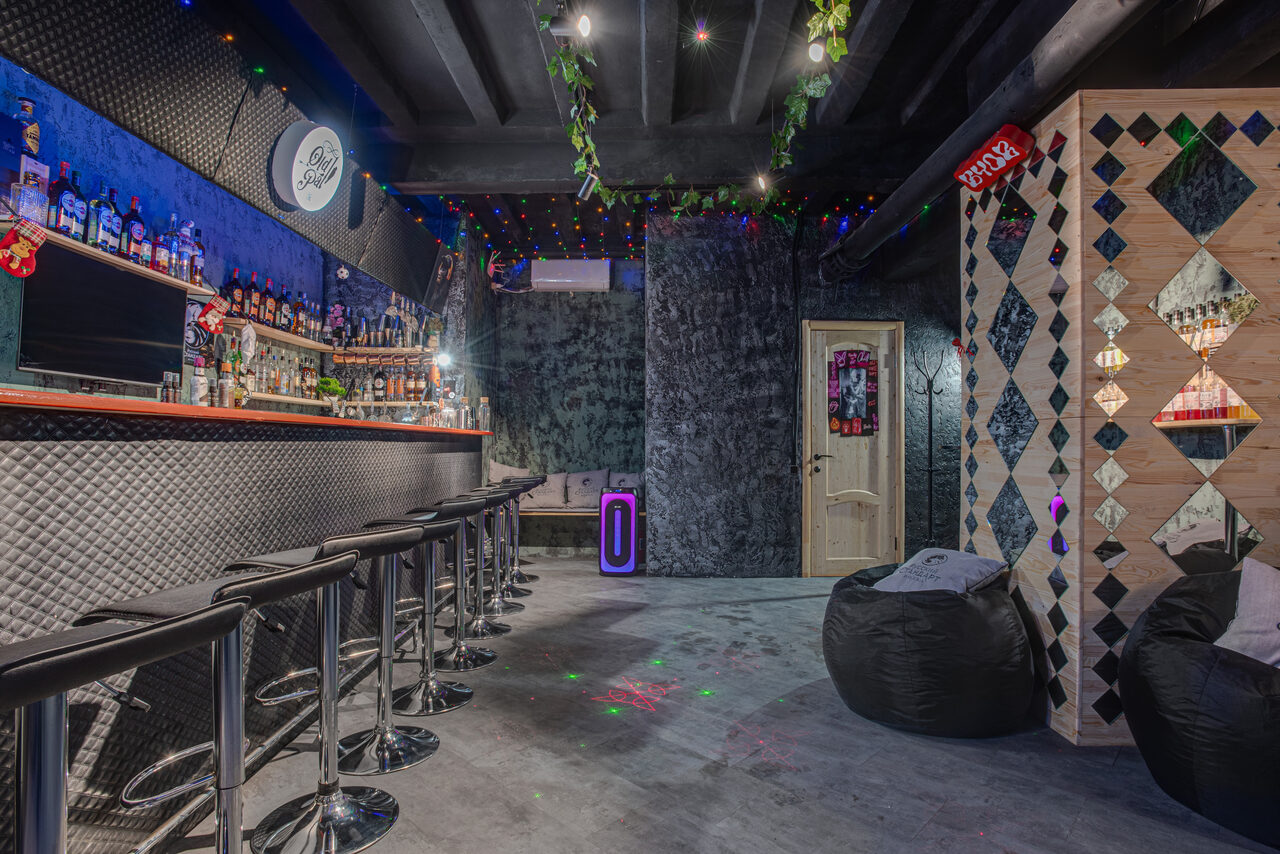 Арендовать Яркий лофт-зал с неоном и барной стойкой