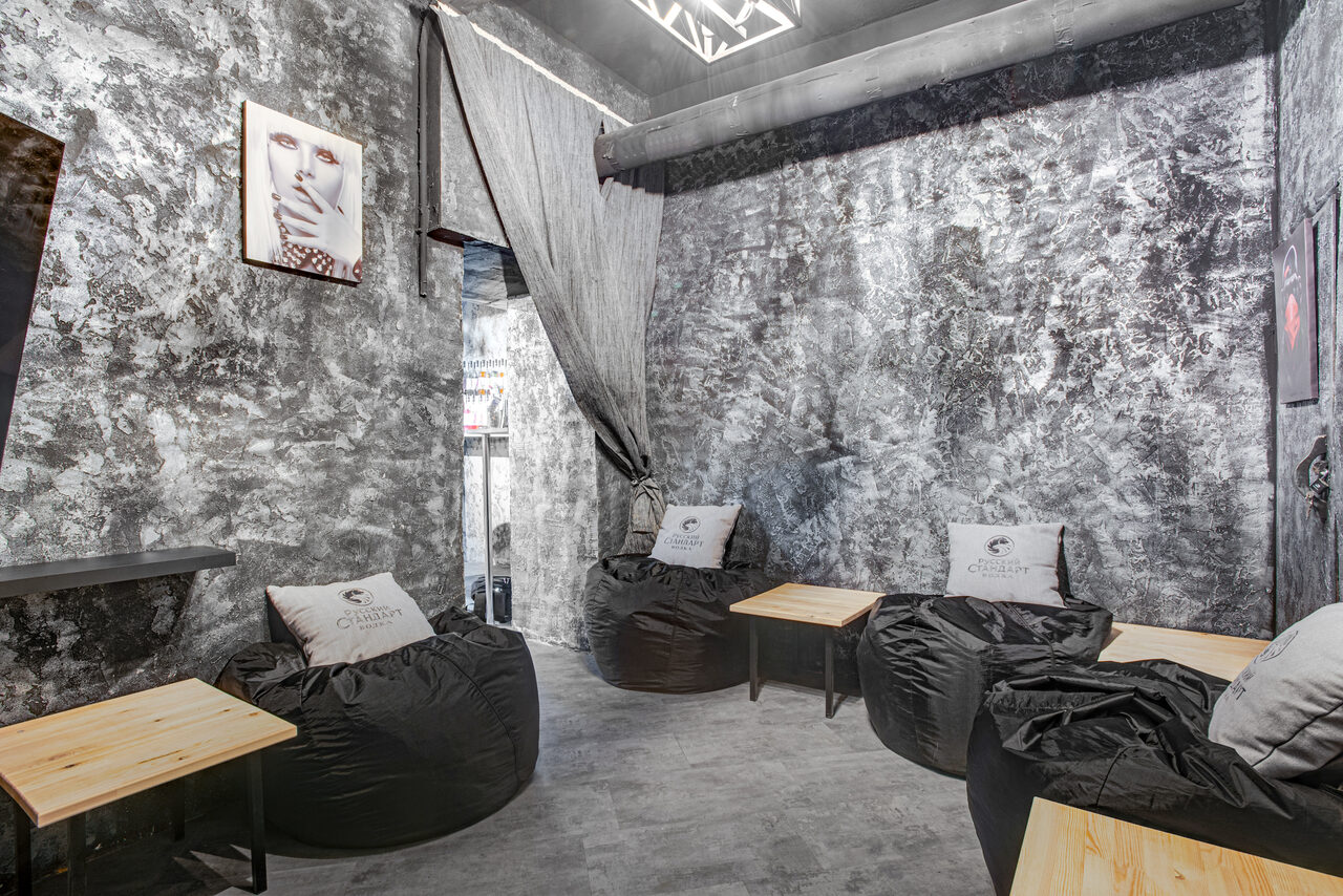 Арендовать Яркий лофт-зал с неоном и барной стойкой