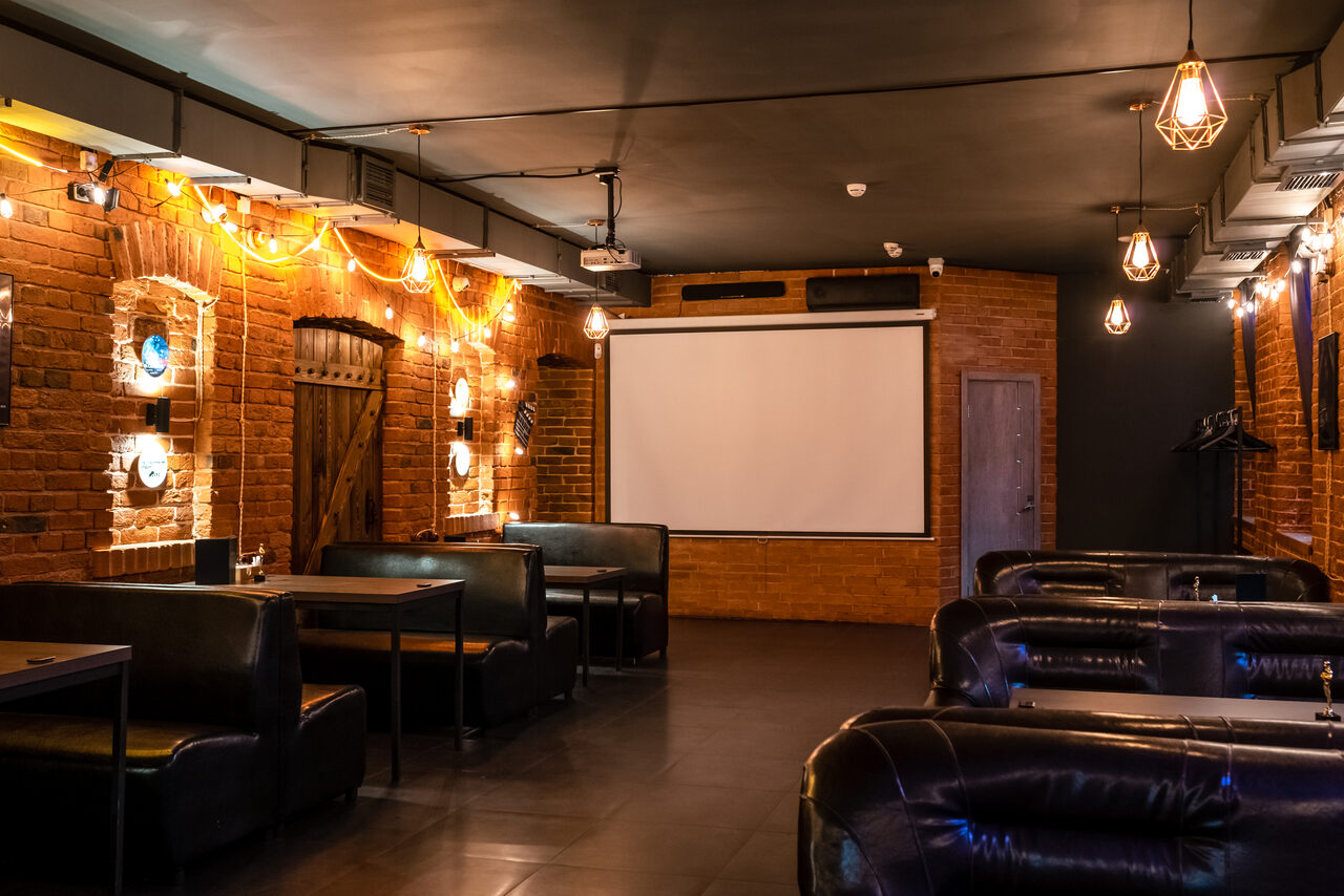 Арендовать Атмосферный лофт-бар с проектором