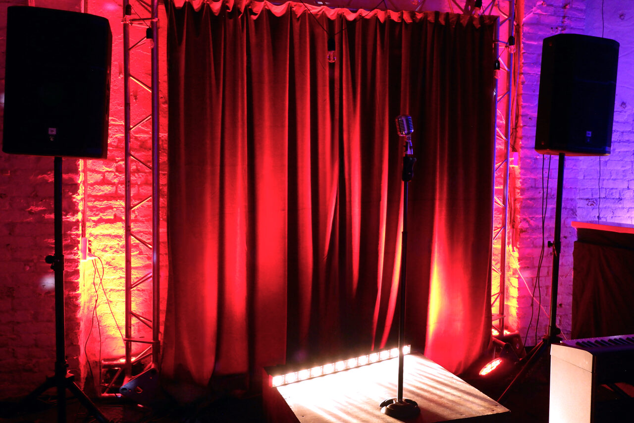 Арендовать Лофт-зал с кирпичными стенами