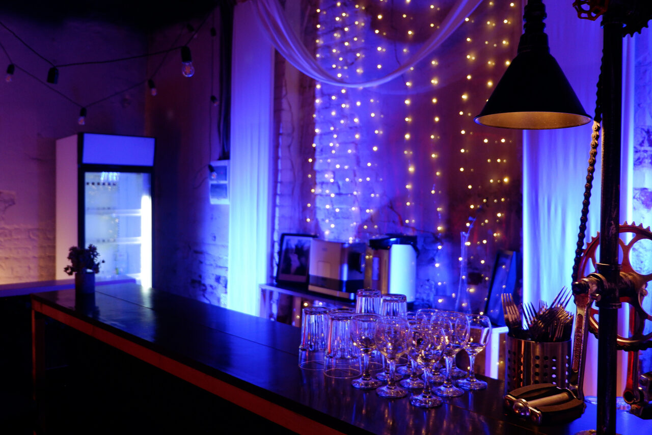 Арендовать Лофт-зал с кирпичными стенами