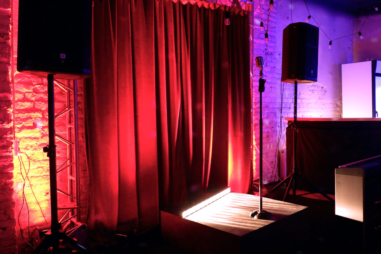 Арендовать Лофт-зал с кирпичными стенами