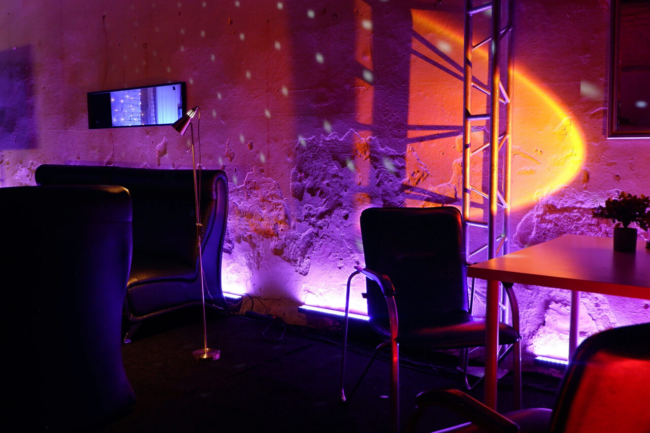 Арендовать Лофт-зал с кирпичными стенами