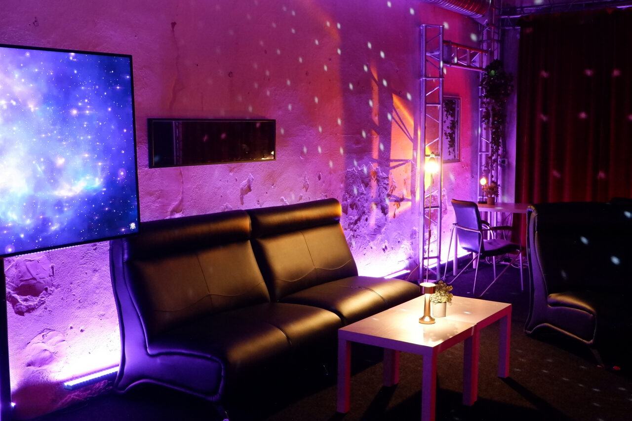 Арендовать Лофт-зал с кирпичными стенами