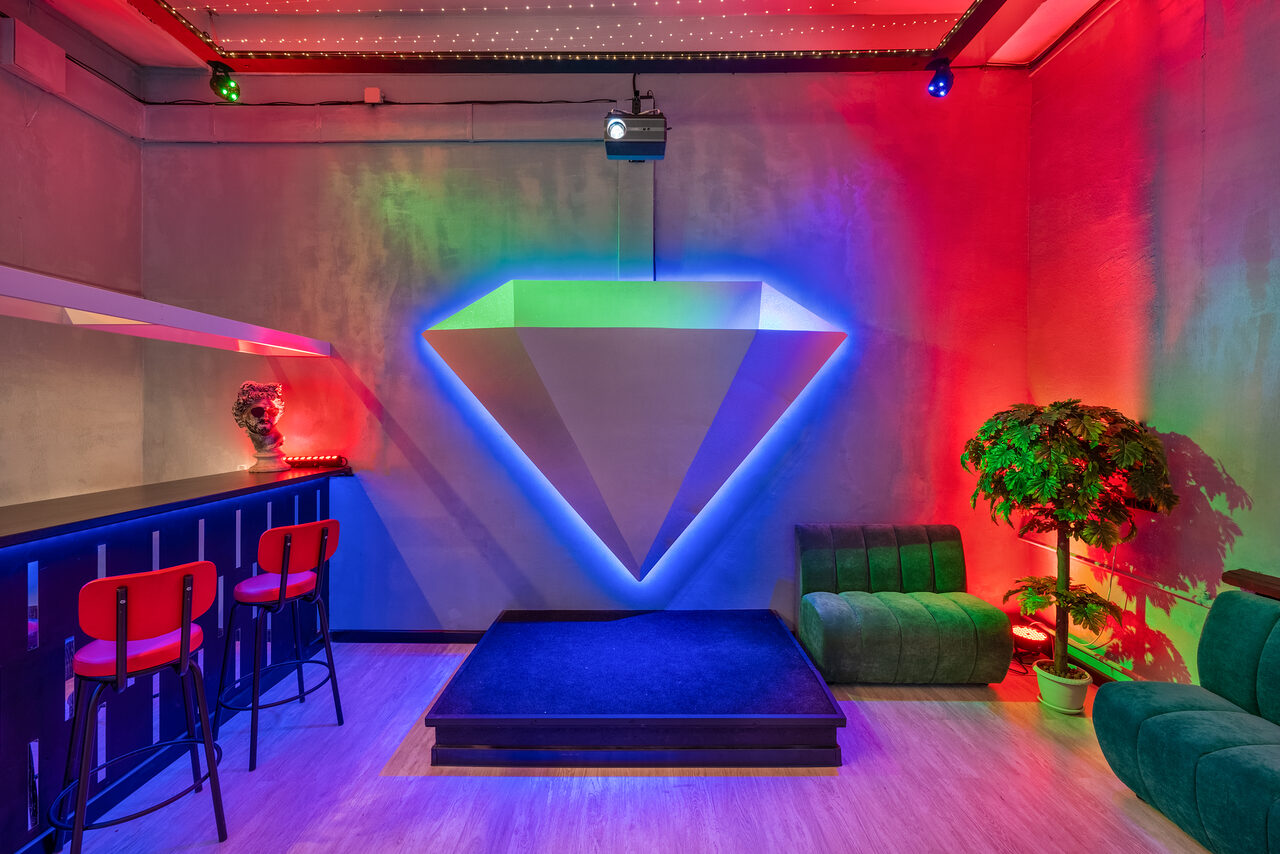 Арендовать Яркий лофт с большим экраном