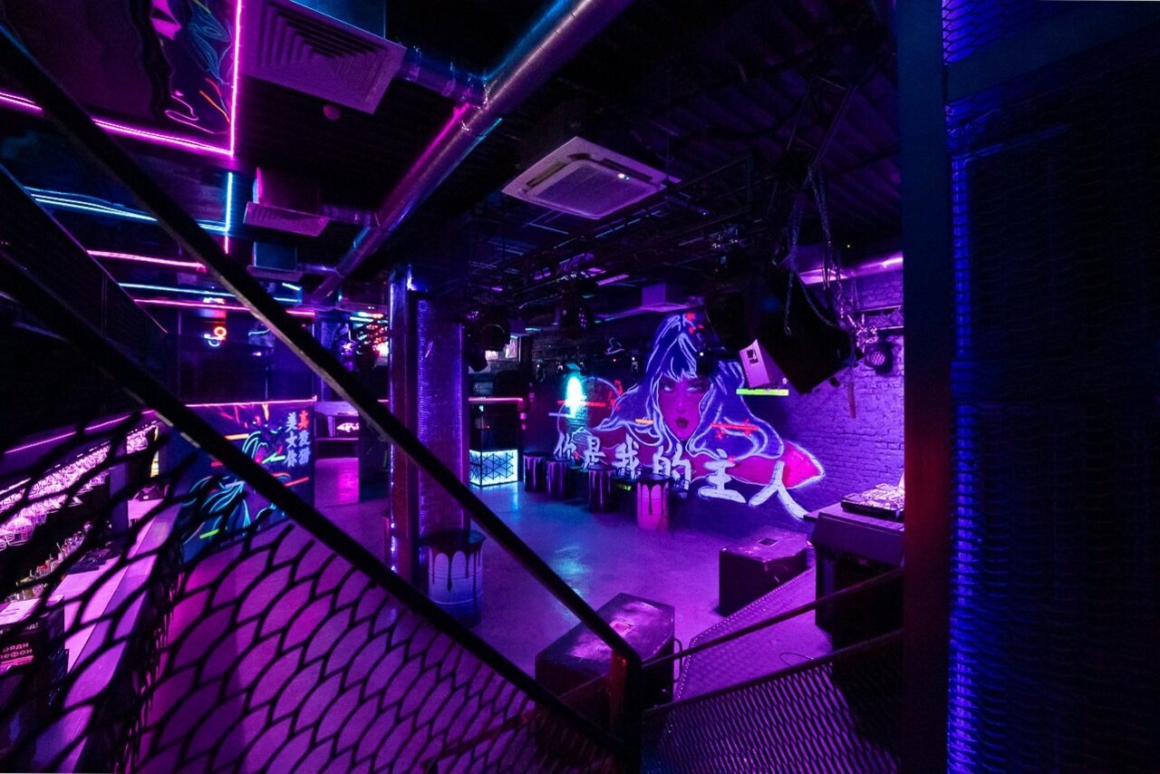 Арендовать Клуб в неоновом стиле