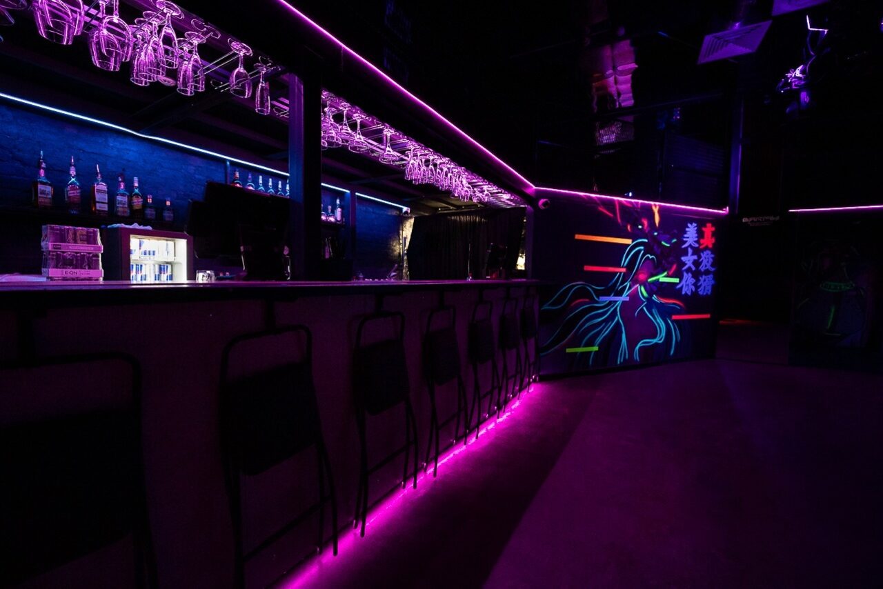 Арендовать Клуб в неоновом стиле