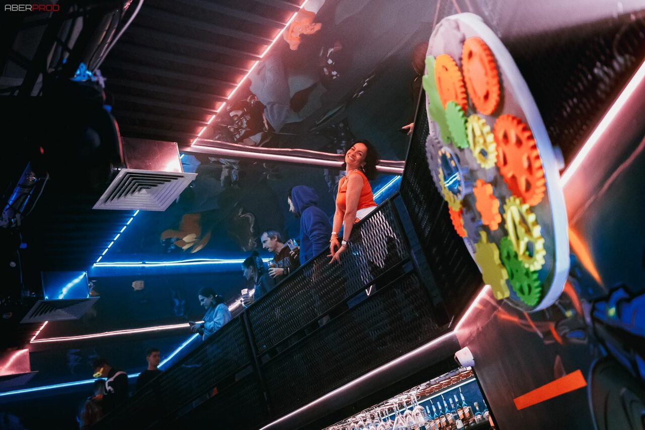 Арендовать Клуб в неоновом стиле